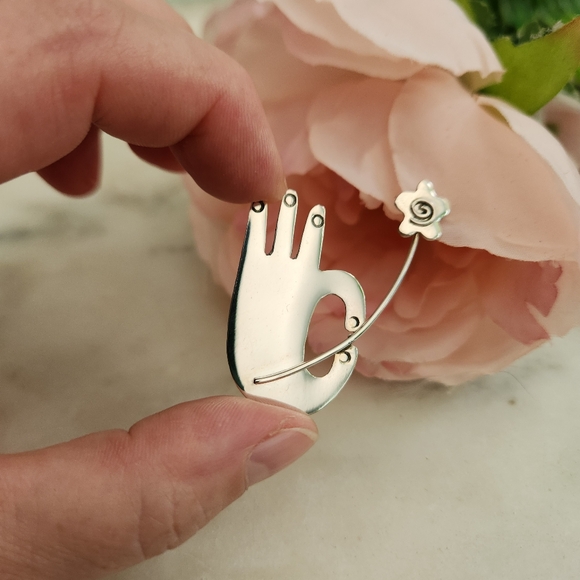 Vintage Sterling Silver Hand Holding Flower‎ Pin Brooch - Picture 1 of 7